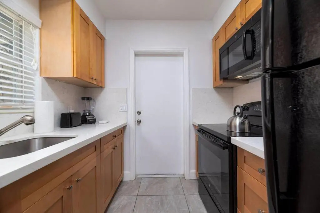 Bayshore Breeze 3 - King Bed, Kitchen, Parking