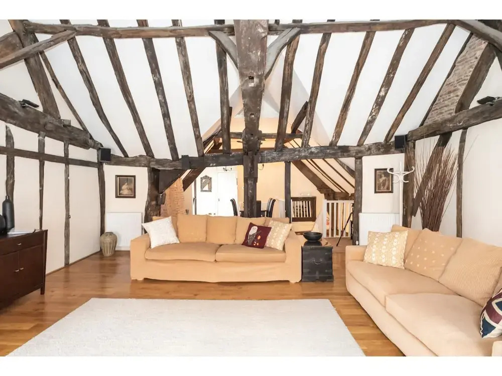 Traditional, Stunning and Spacious 2BR Apt for 4