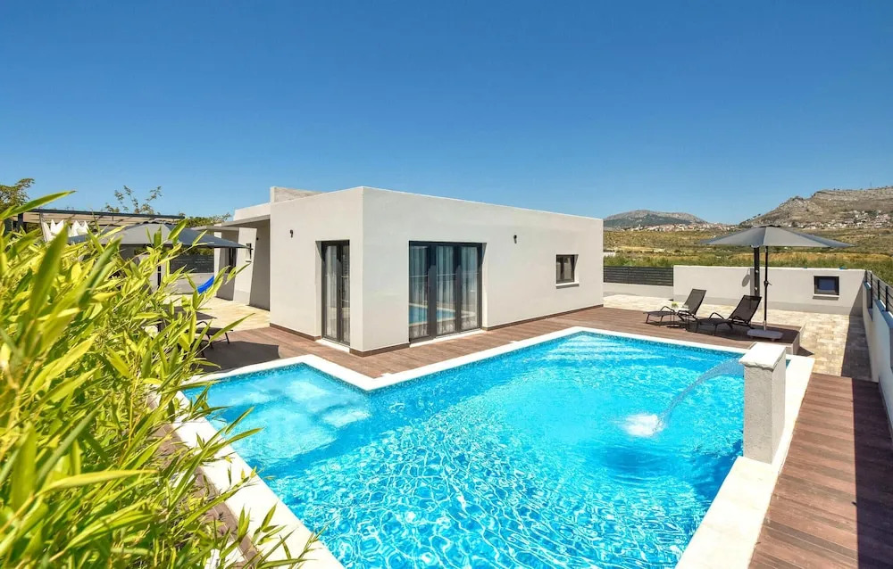 Beautiful Home in Split With 4 Bedrooms, Wifi and Outdoor Swimming Pool