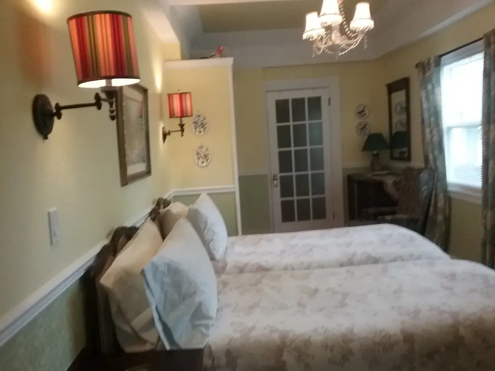 Cottage on Caledonia Bed & Breakfast