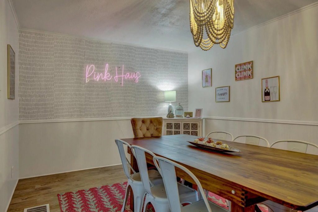 Willkommen to Pink Haus 1 Mile to Main Street!