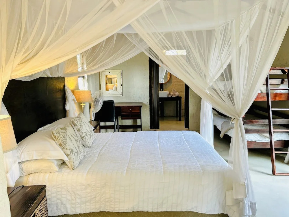 Leadwood Tree Safari Lodge