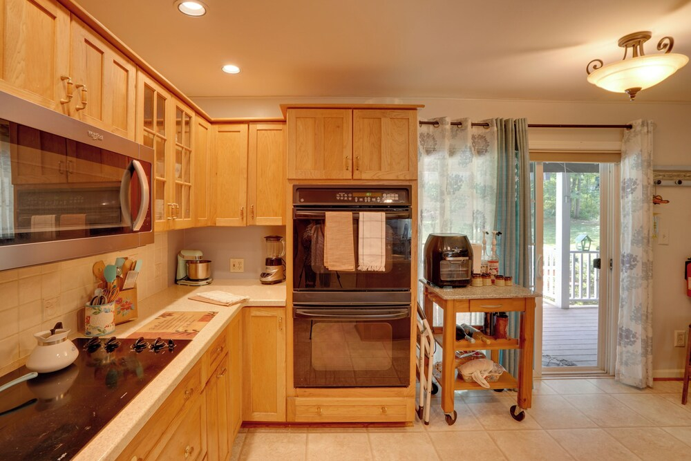 Pittsfield Home w/ Deck - 12 Mi to Jiminy Peak!
