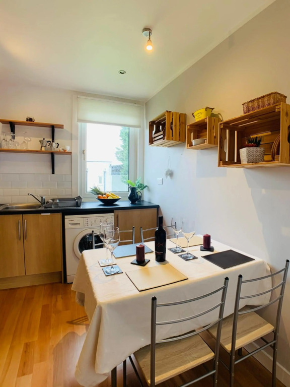 Maria- Bright and Modern City Center Apartment .