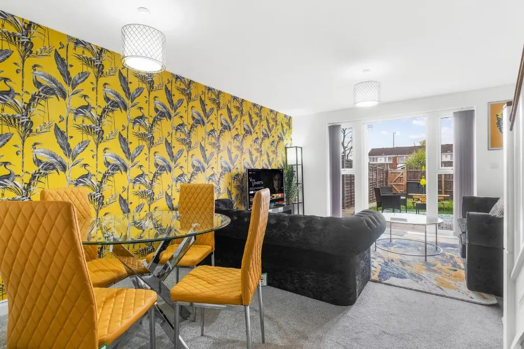 Luxury 2 Bed House City Centre ✘ BBQ & GARDEN ☆ FAMILY FRIENDLY→ Swingball & Outdoor Furniture - FREE PARKING → With 50 Inch Smart TV, FREE NETFLIX & WIFI ✘ Comfy Seating Area - BY MAEVELA®