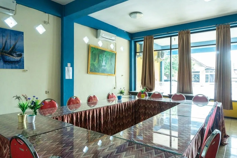 RedDoorz near H. Hasan Aroeboesman Airport