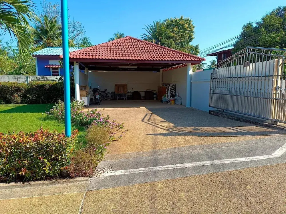 Beautiful bungalow with shared outdoor pool and 2 km from the sandy beach