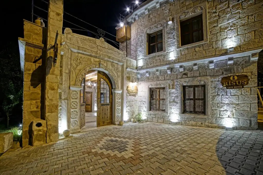 Risus Cave Suites