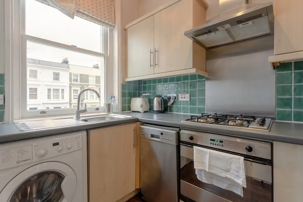 2 Bedroom Apartment Near Kensington Olympia Station