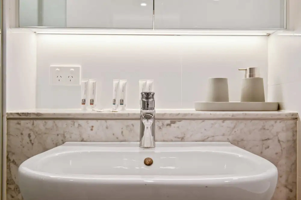 Brand New Ultra Luxe Apt Next To Central CBD