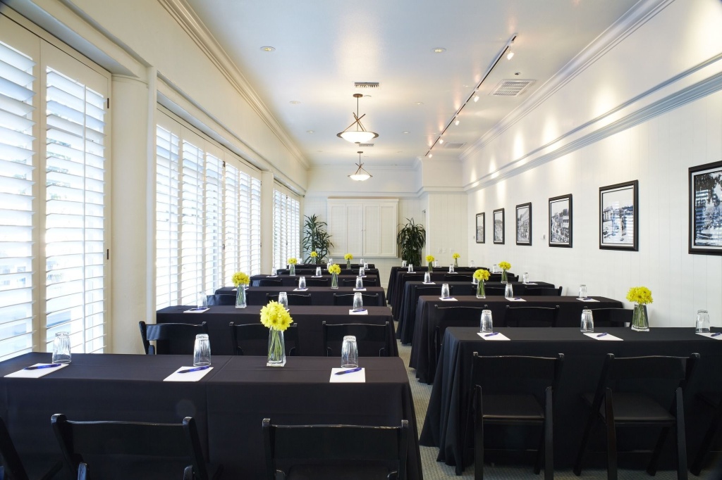 Casa Loma Beach Hotel