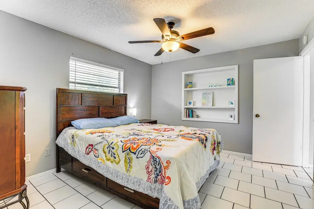 7 Mi to Beach: Cozy Home w/ Yard in Englewood!