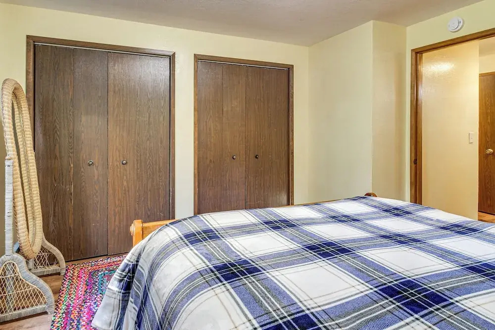 Walk to Mingus Park! Wooded Coos Bay Getaway