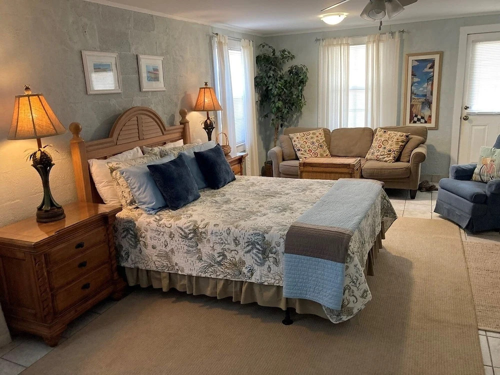 Coast 'n Along 3 Bedroom Home by RedAwning