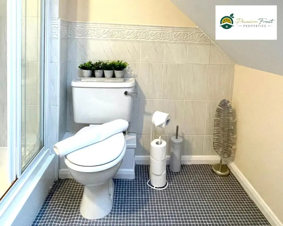 3 Bedroom 2 Bath House By Passionfruitproperties Close To Coventry City Centre - Free Wi-Fi, Driveway And Garden - 8RWC