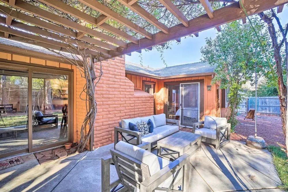 1 Mi to Cathedral Rock Trailhead: Home w/ Sunroom