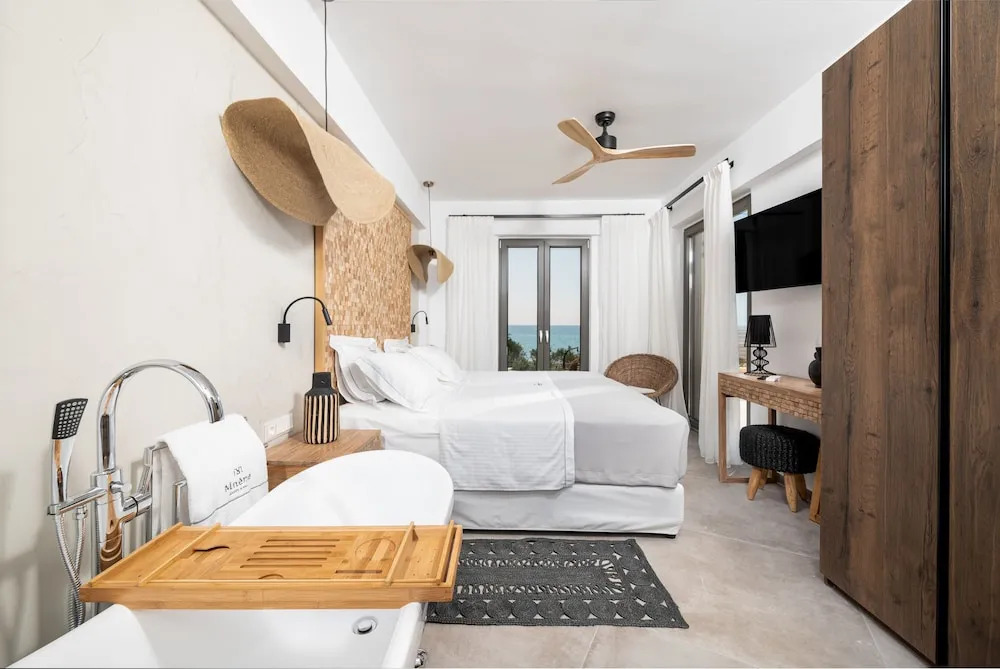 Mnḗmē Suites & Villas