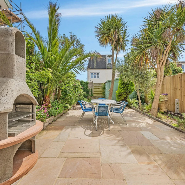 Lovely Seaside Villa & Gardens 40 Metres to Beach