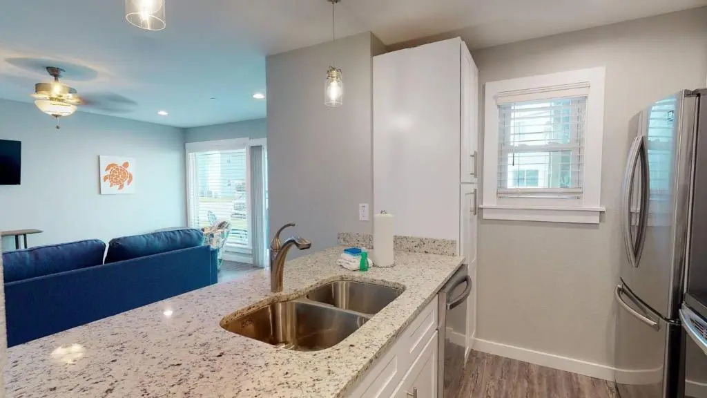 AH-J137 Newly Remodeled First Floor Condo, Shared Pool & Hot Tub