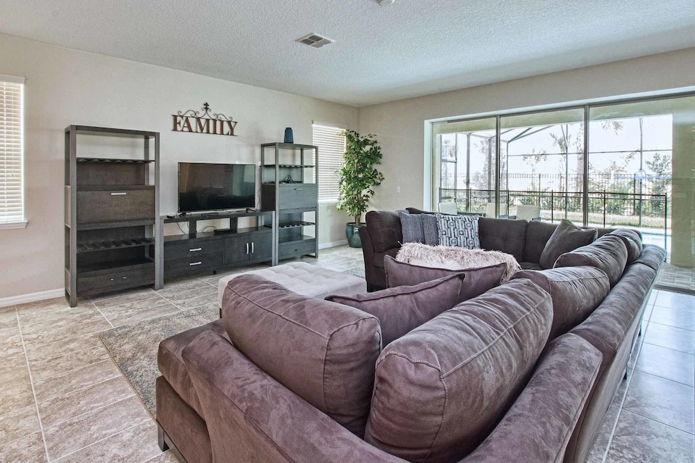 Solara 9 Bedroom House w Pool - 8100SA