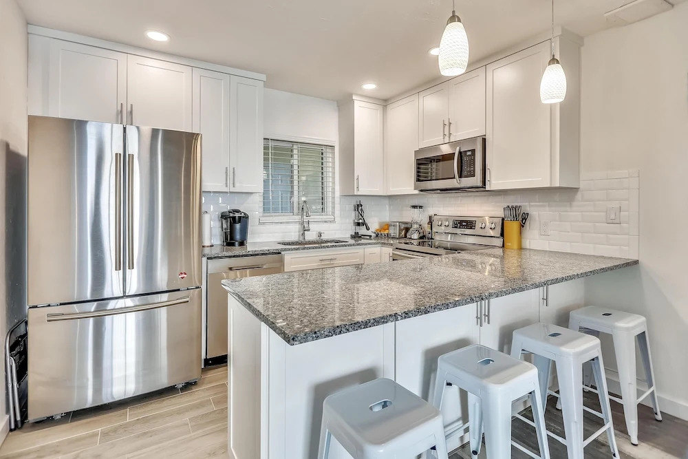 Brightwater Beach - Amazing Updates, Just a Block From the Beach