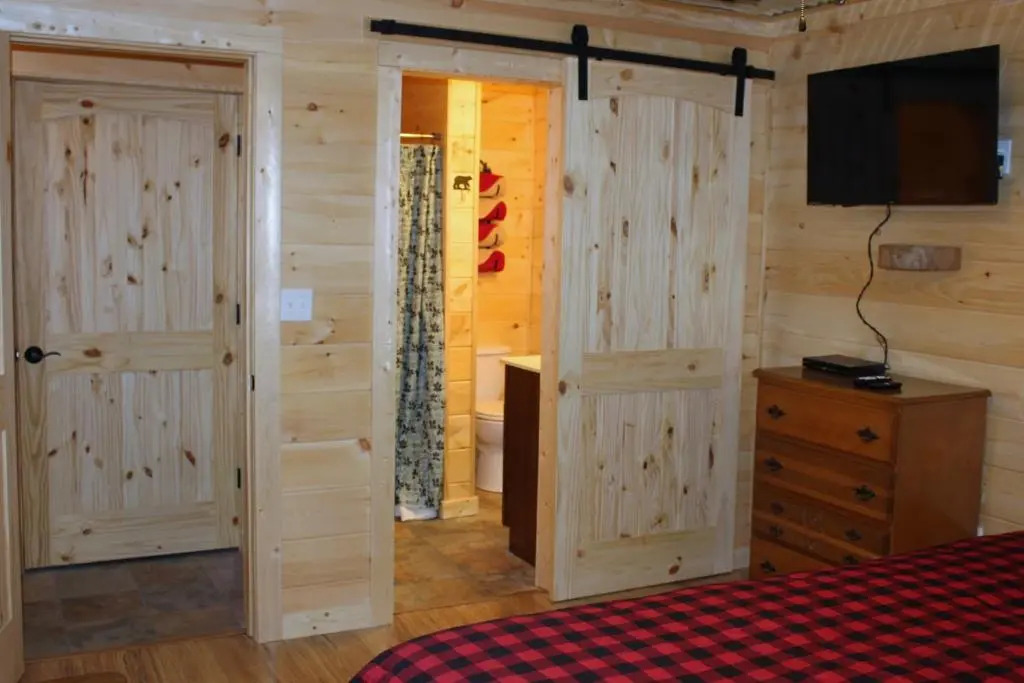 Spacious Downtown Condo Walking distance to Downtown Gatlinburg Sleeps 6 guests