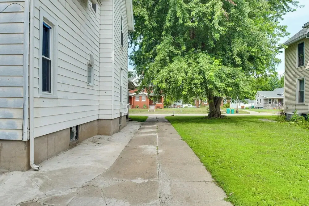 < 1 Mi to Main St: Quiet Apartment in Galesburg!