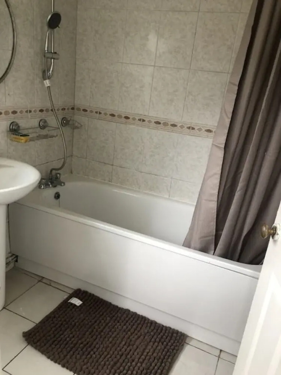 Lovely 3-Bed House in Gillingham