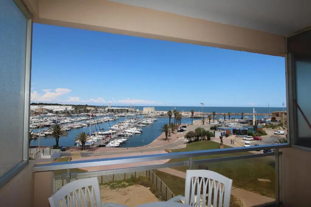 TRIDENT - T2 avec vue sur la marina et à deux pas de la plage