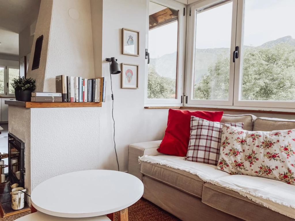 BELLA KALMA, acogedora casa con parking, jardin y wifi