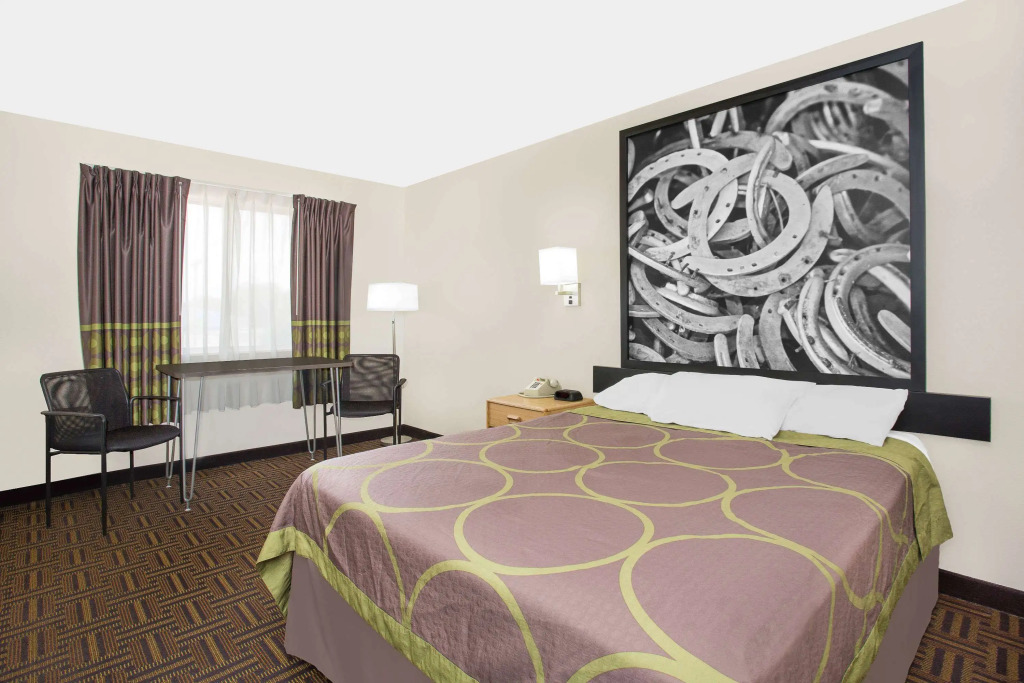 Super 8 by Wyndham Bloomfield