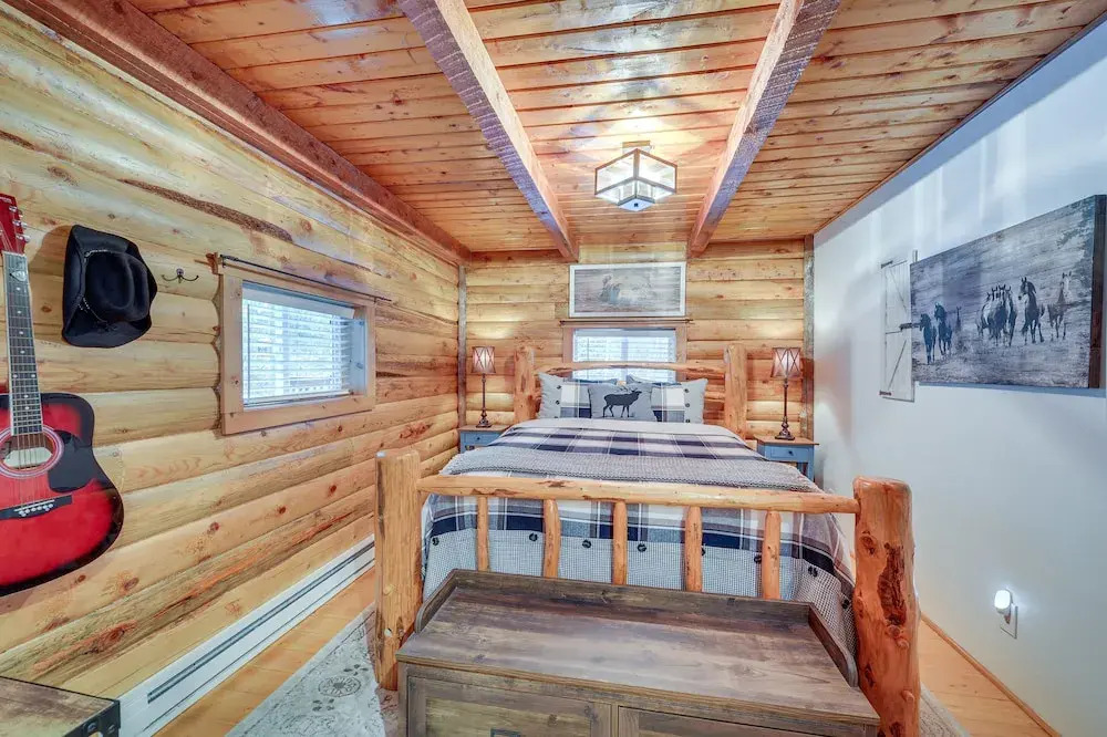 Dreamy Alpine Cabin w/ Hot Tub, Fireplace & More!