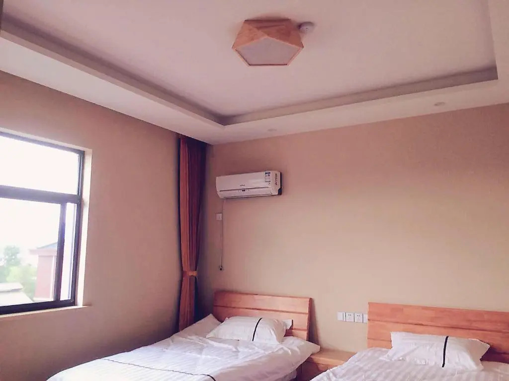 Lakeside Xiaozhu Guesthouse