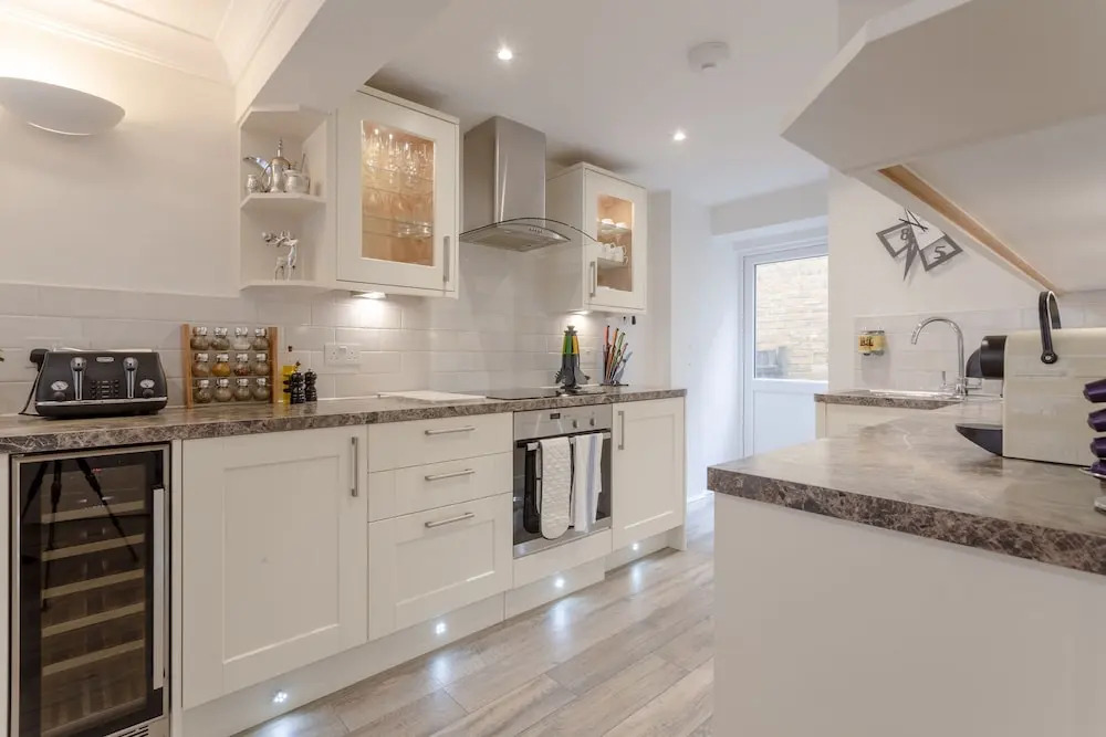 Lovely 4 Bedroom, 3 Storey East London House With Garden