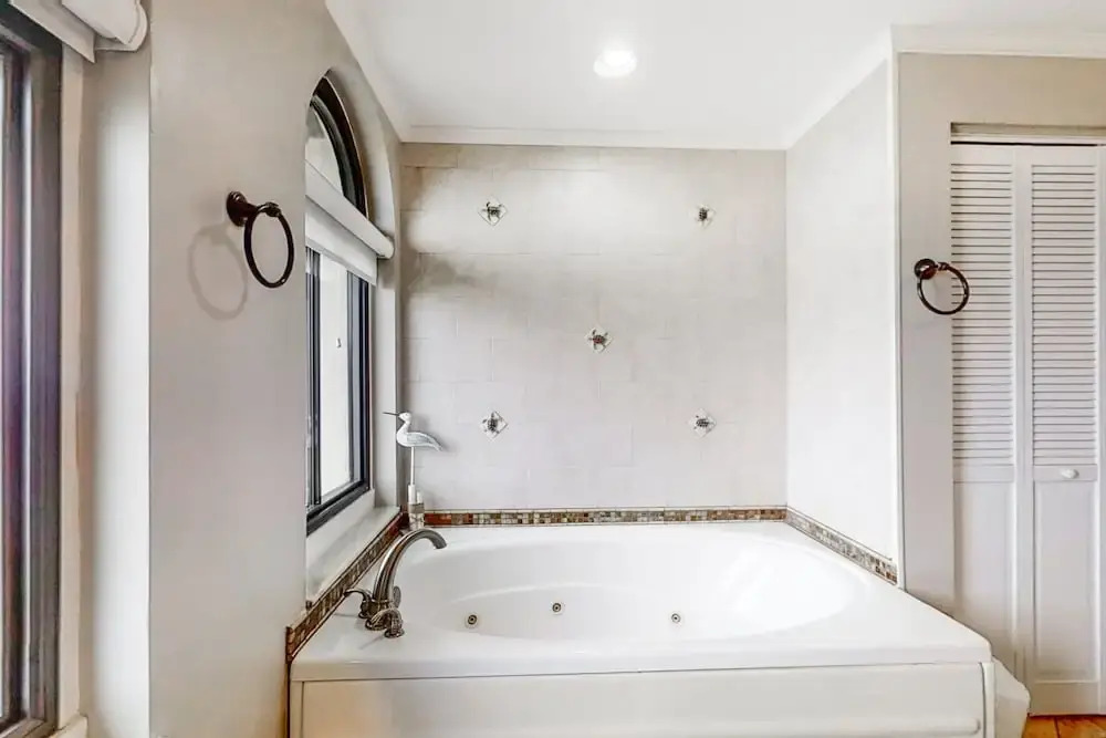Bright & Airy Oceanfront Condo With Pool, Huge Balcony, Washer/dryer & AC