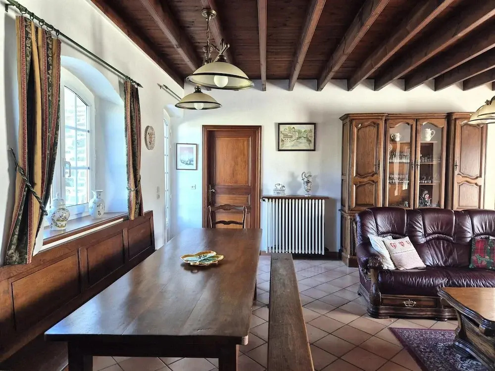 Spacious Family Home Near the Sea