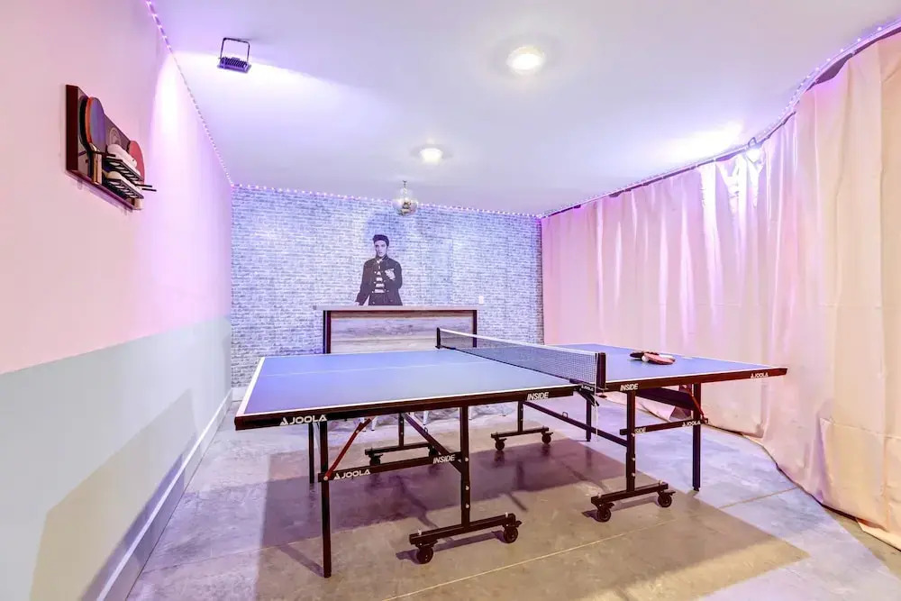 Elvis-themed 13 Beds Rooftop City Views