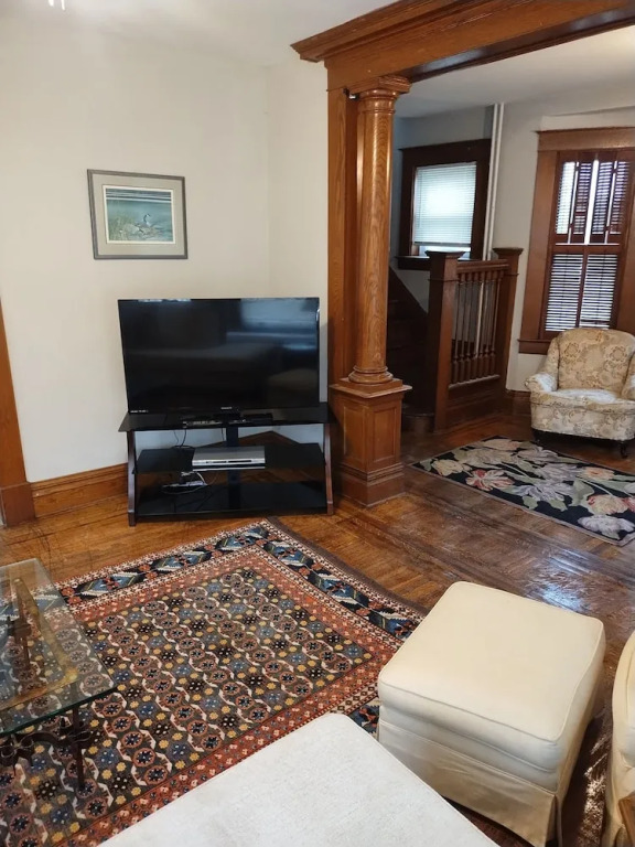 The Carew House Sleeps 10 Fenced 4BR Full Kitchen Steps2 YCP