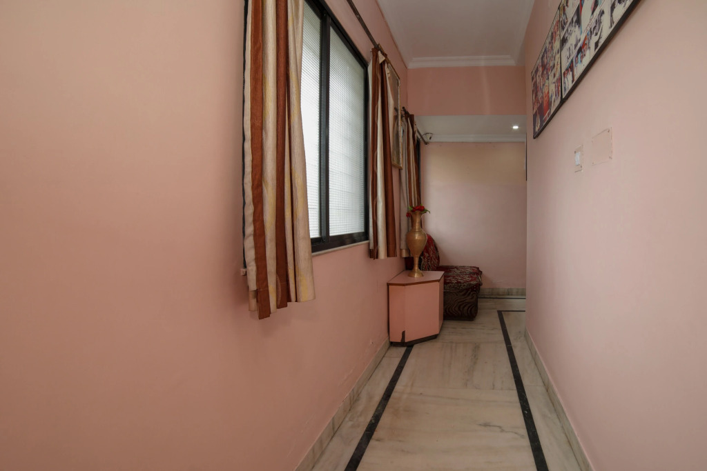 SPOT ON Shraddha Hotel