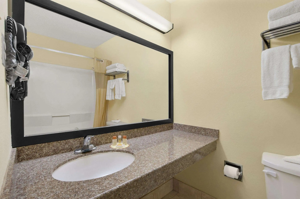 Days Inn by Wyndham Burleson Ft. Worth