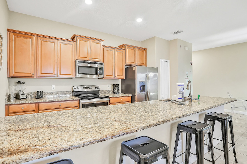 2-story Townhouse Near Disney W/private Heated Pool, Shared Clubhouse, Gym, AC
