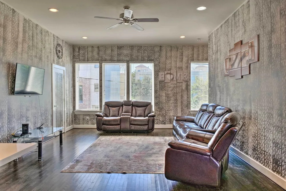 Central Houston Townhouse - 1 Mi to Downtown