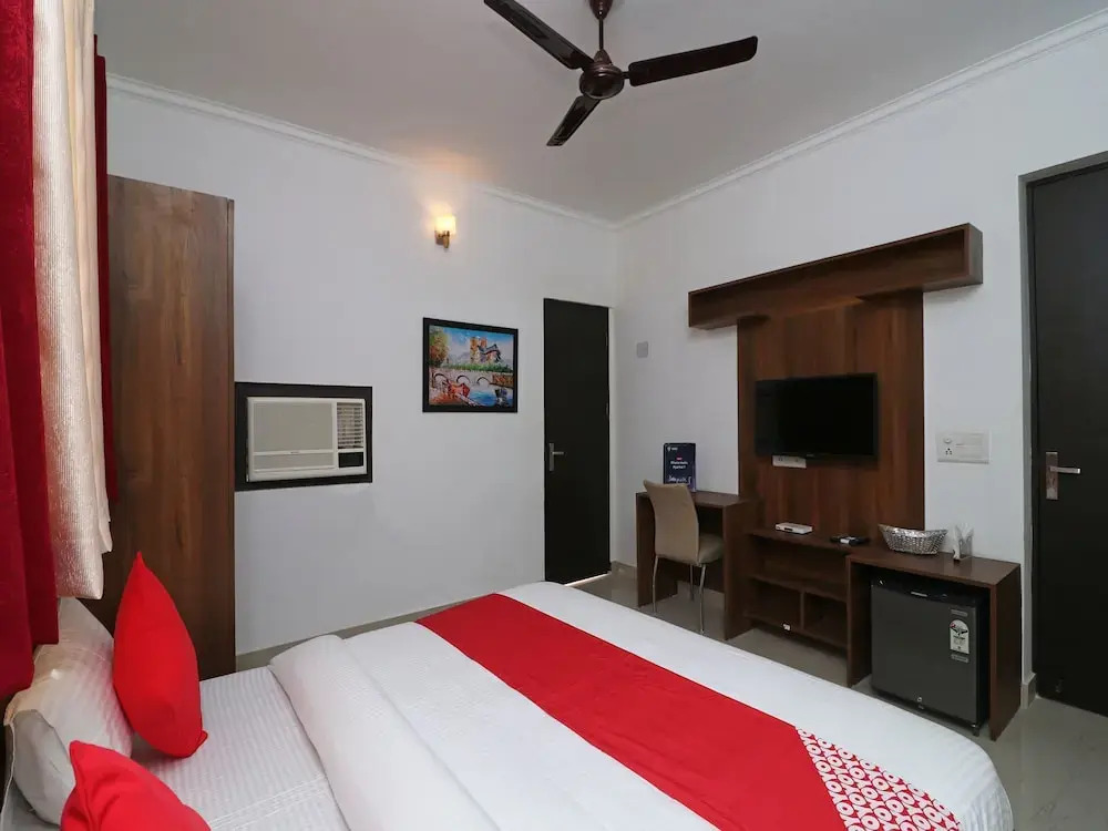 OYO 16824 The Royal Crown