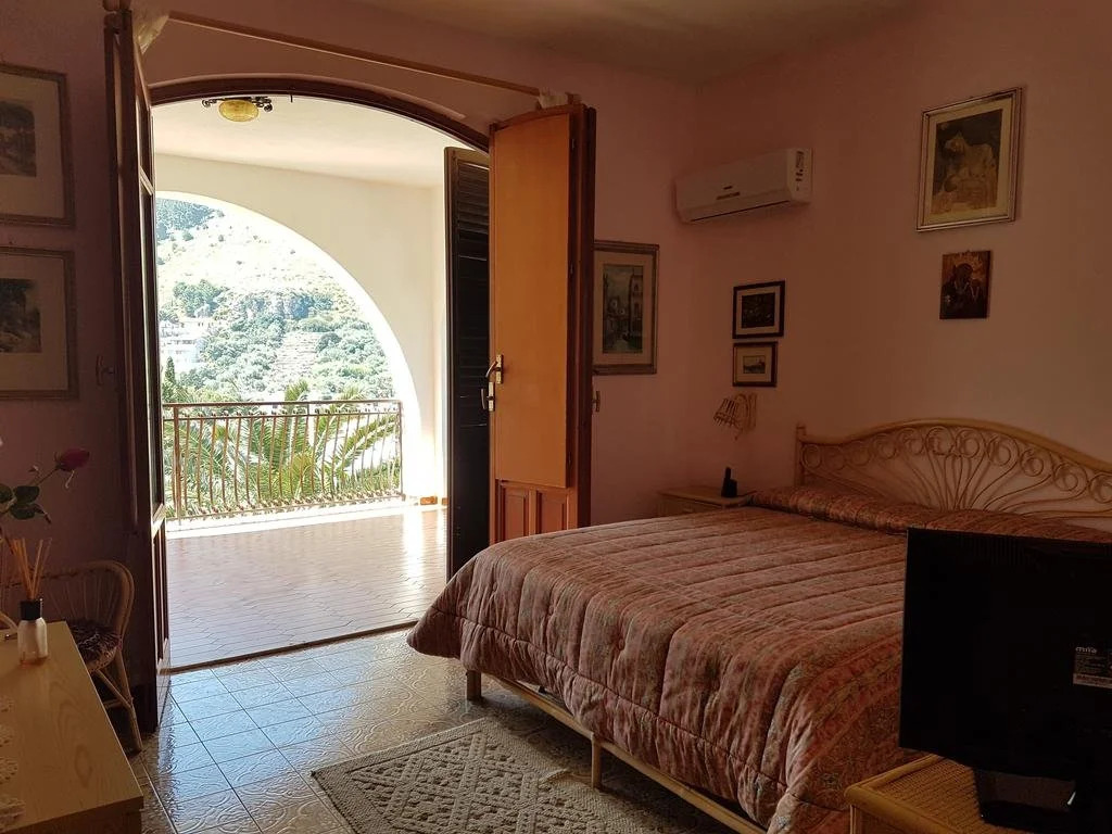 Villa del Golfo Urio with swimming pool shared by the two apartments it is essential to have a car