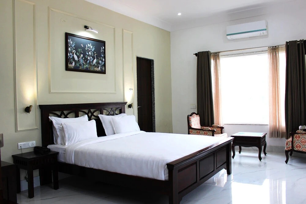 Revaas Hotel