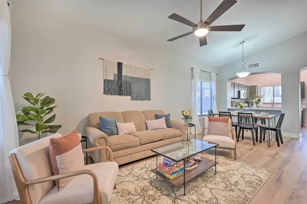 Sunlit Peoria Gem w/ Yard: Hike, Golf & Explore