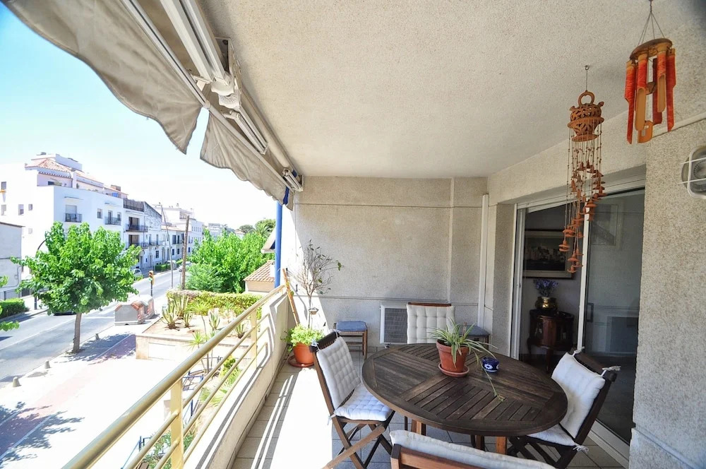 2BR Center & Swimming Pool