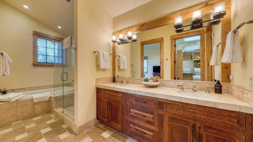 Truckee Escape w/ Hot Tub, Minutes to Skiing, Dining & Trails Valmont Lodge by Lake Tahoe