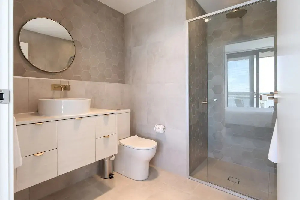Superb 2-bed Apartment With Scenic Bay Views