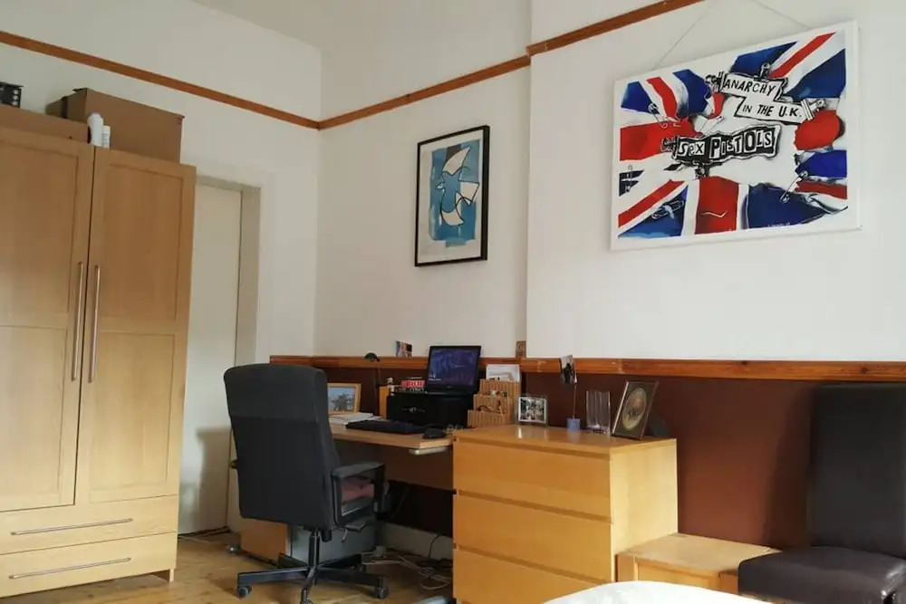 Spacious 2 Bedroom Victorian Apartment Near Leith